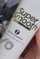 Super Smooth detoksikuojantis šampūnas – efektyvus būdas pašalinti riebalų perteklių ir suteikti plaukams blizgesio!