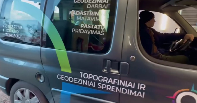 Reklama ant automobilio