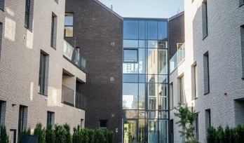 3 KAMB. 73,28 kvm APARTAMENTAI SU JAUKIA TERASA Į RAMŲ IR UŽDARĄ VIDINĮ KIEMĄ PAUPYJE