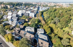 3 KAMB. 73,28 kvm APARTAMENTAI SU JAUKIA TERASA Į RAMŲ IR UŽDARĄ VIDINĮ KIEMĄ PAUPYJE