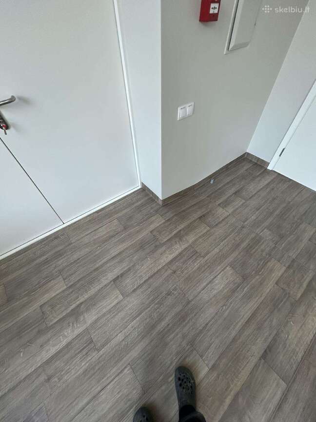 Grindų klojimas – laminatas, vinilinės lentelės, linoliaumas