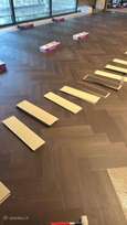 Grindų klojimas – laminatas, vinilinės lentelės, linoliaumas