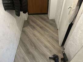 Grindų klojimas – laminatas, vinilinės lentelės, linoliaumas