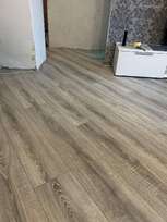 Grindų klojimas – laminatas, vinilinės lentelės, linoliaumas